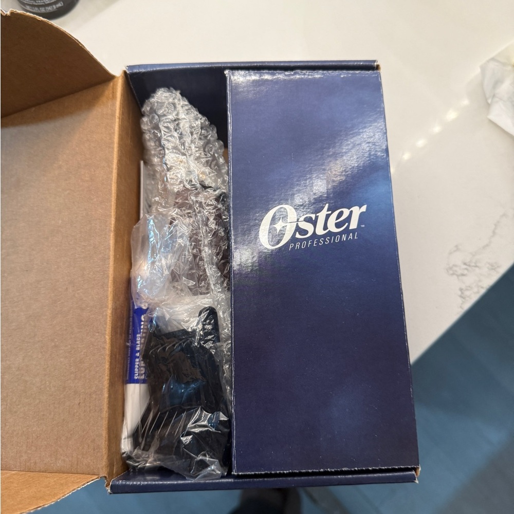 Oster Cordless Fast Feed Clipper in Black and Brown - Picture 2 of 3